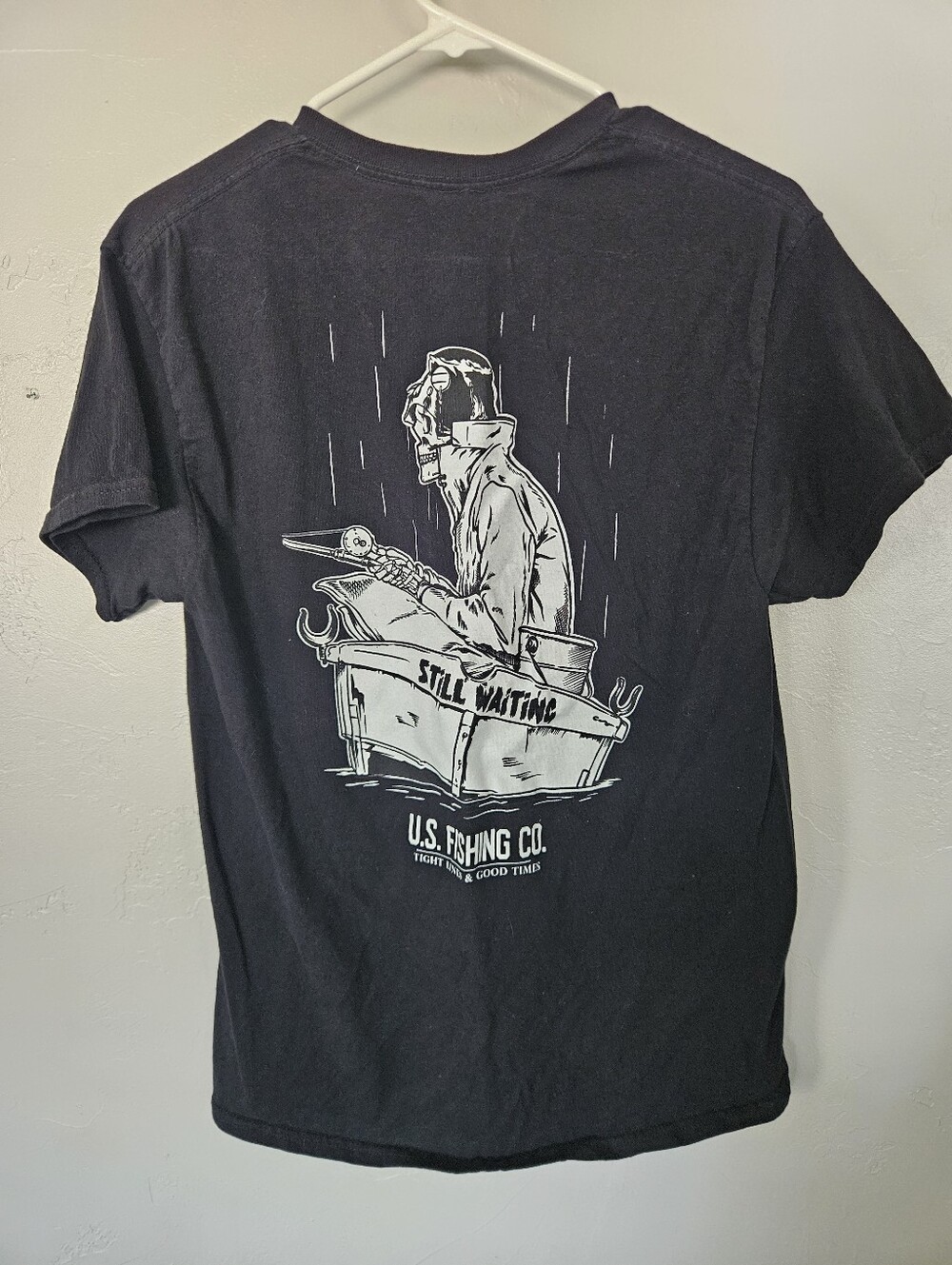 U.S. Fishing Co. Men’s Medium Black Short Sleeve Graphic Tee Still Waiting Fish
